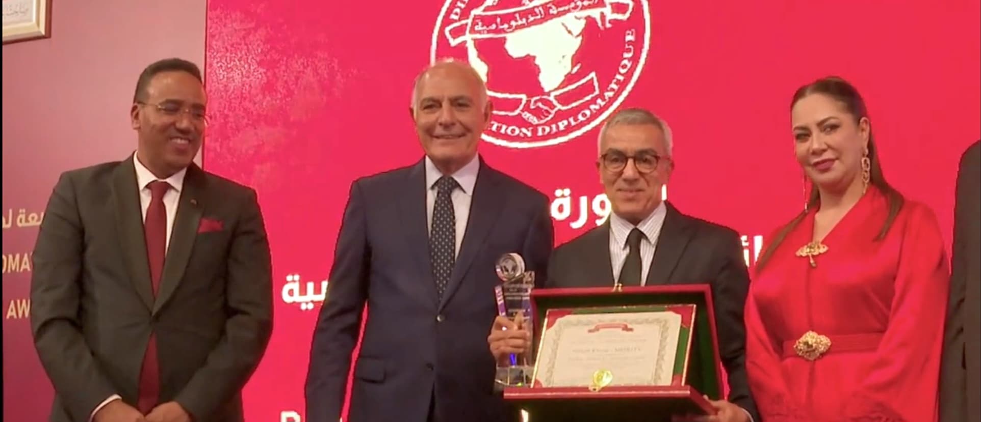 تتويج قنوات ميدي 1 تيفي بجائزة الدبلوماسية الشعبية في فئة الإعلام والاتصال