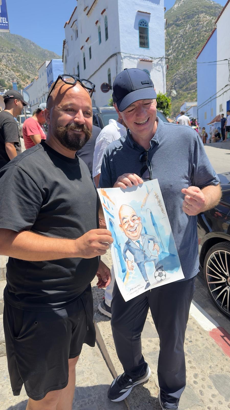 “رسام مغربي يفاجئ رئيس الفيفا برسم كاريكاتيري وسط أزقة شفشاون