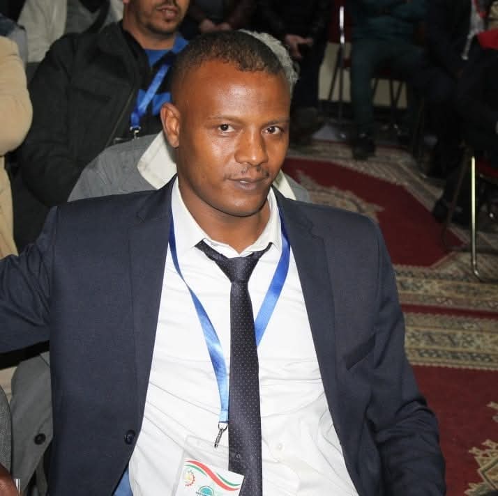 السلطة والجاهل والمال… دراسة في العلاقات المعقدة بقلم: الإعلامي عبد العالي عياد